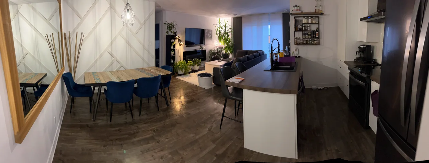 Aire ouverte cuisine, salle à manger et salon propres et rangés après le ménage